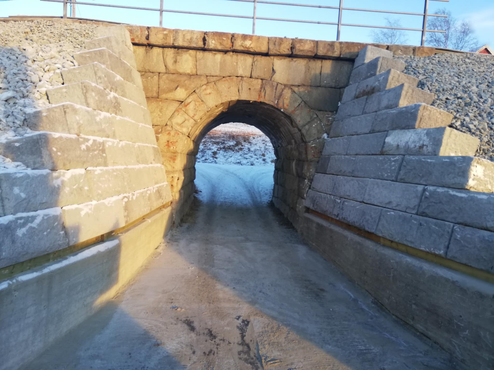 Grunnarbeid med gravemaskin for nybygg