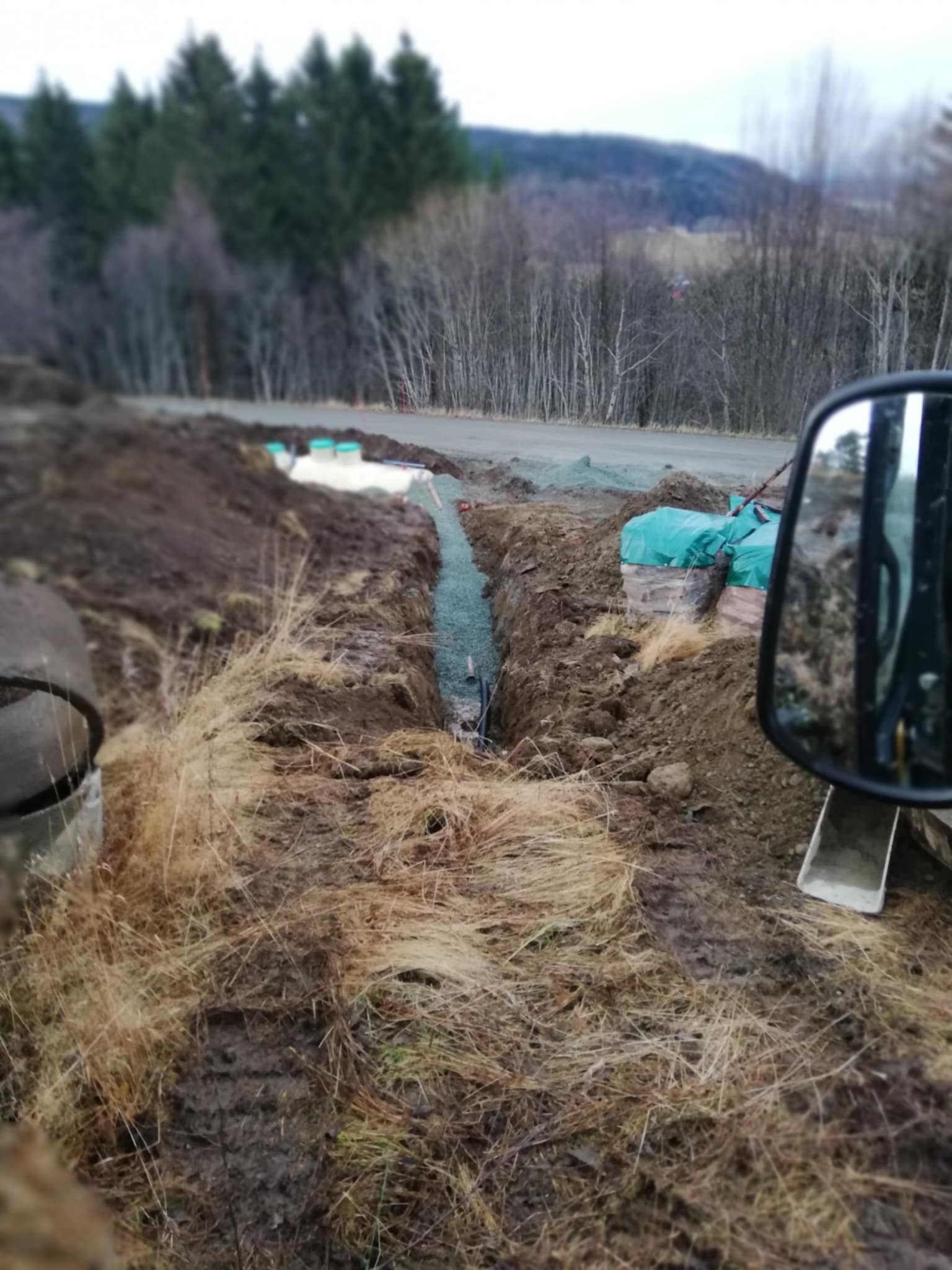 Detaljarbeid med minigraver i hage