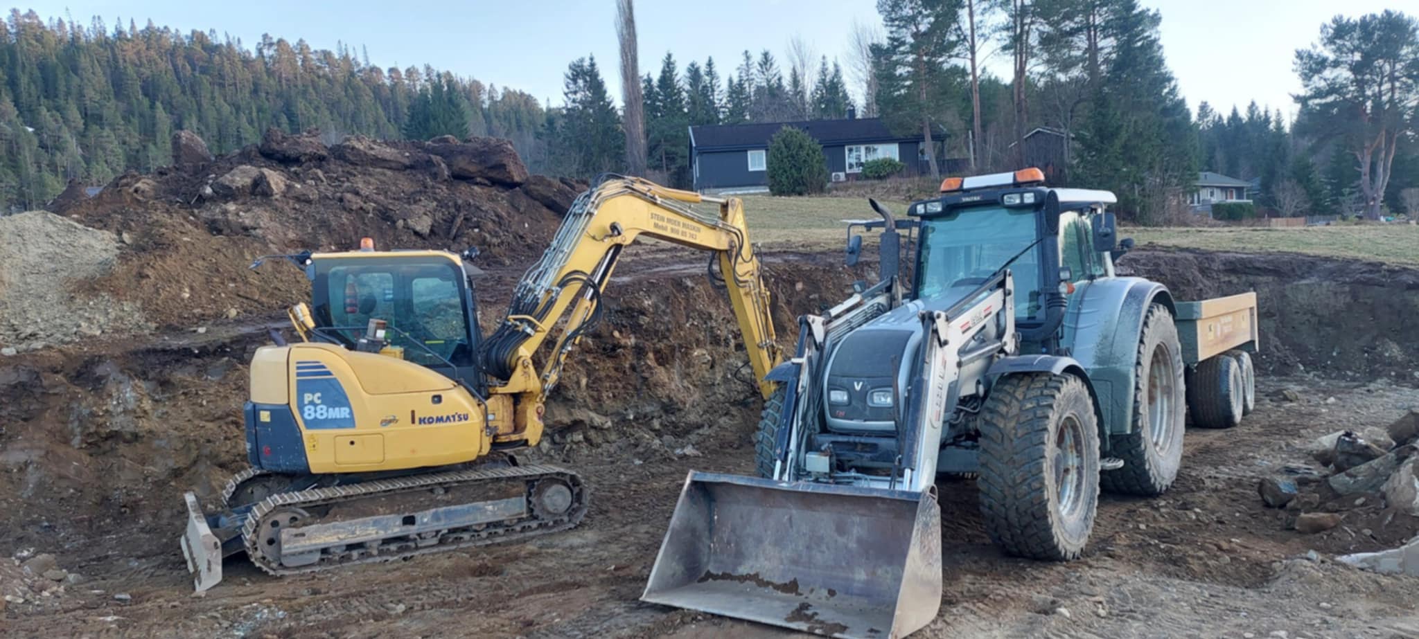 Støttemur i naturstein langs innkjørsel