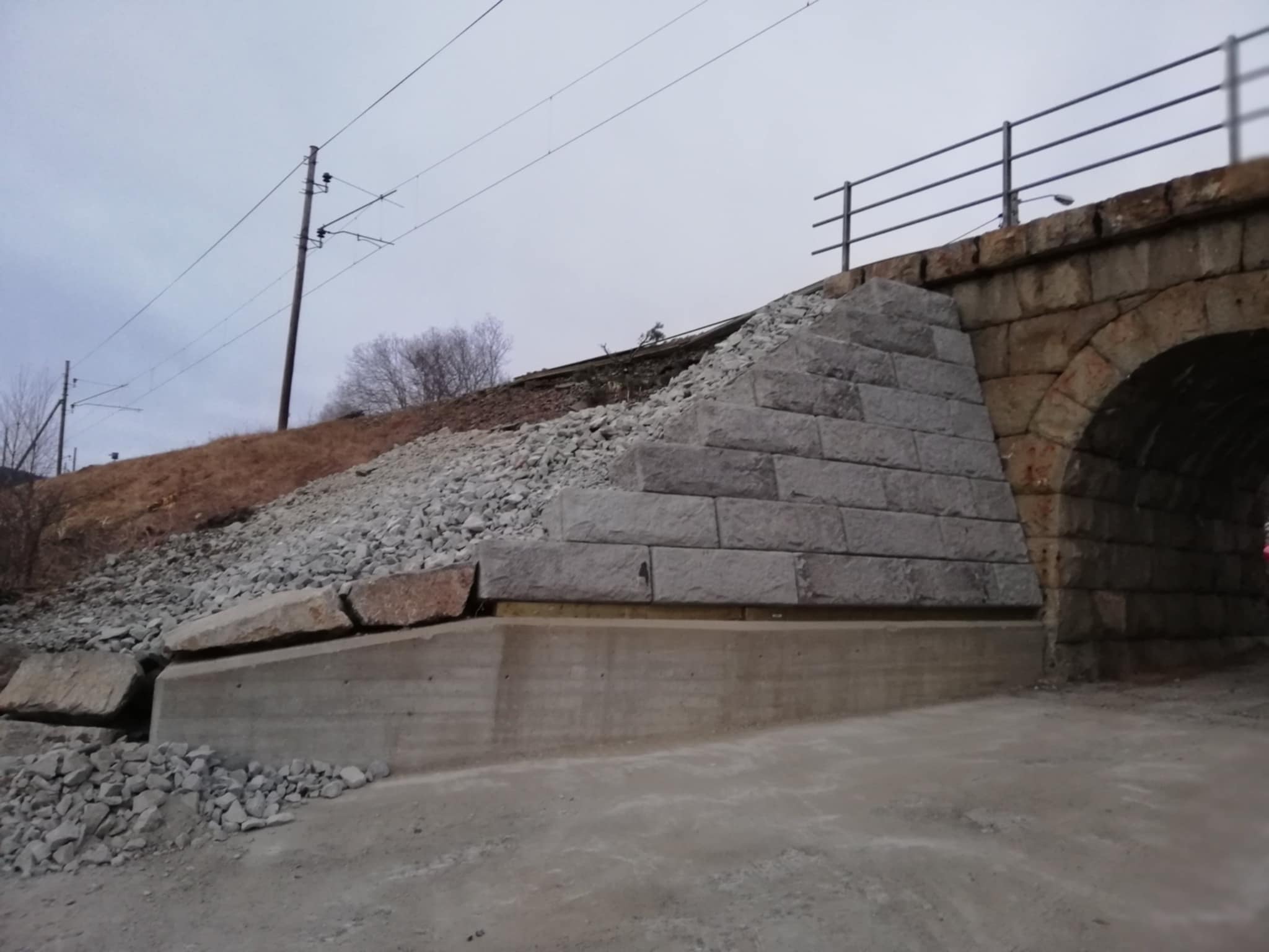 Snøbrøyting av vei med traktor